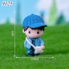 Bé trai đeo cặp đội mũ xanh dương nhạt