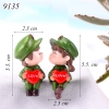 Cặp đôi áo xanh lá ôm tim