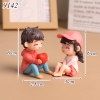 Cặp đôi ngồi ôm tim