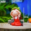 Bé gái đội mũ xanh M2