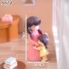 Tượng mini mẹ mặc váy hồng và bé gái váy vàng TQ