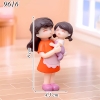 Tượng mini mẹ mặc áo đỏ bế bé gái áo tím TQ