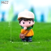 Bé trai đeo cặp đội mũ trắng sữa áo cam