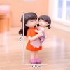Tượng mini mẹ mặc áo đỏ bế bé gái áo tím TQ