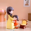 Tượng mini mẹ mặc váy vàng và bé gái váy cam TQ