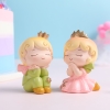 Bé gái cầu nguyện hồng.