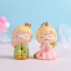 Bé gái cầu nguyện hồng.