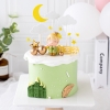 Bé trai chống cằm xanh lơ.