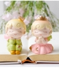 Bé gái cầu nguyện hồng.
