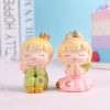 Bé trai chống cằm xanh lơ.