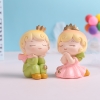 Bé trai chống cằm xanh lơ.