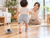 Vì sao bé mới tập đi lại thích đi chân trần hơn đi giày?
