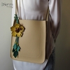 Charm hoa trà iSeren, da dê cao cấp, da thật handmade, móc khóa, charm treo túi xách, quà tặng cao cấp