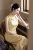 Sườn xám vàng ánh kim hoa thêu thanh lịch_I64